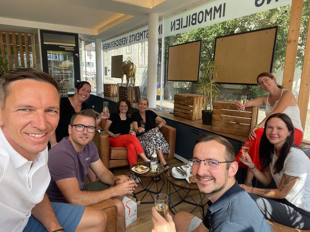 Anstoßen im Team